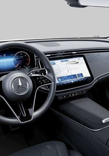 Dettaglio di volante e display di Mercedes Classe E