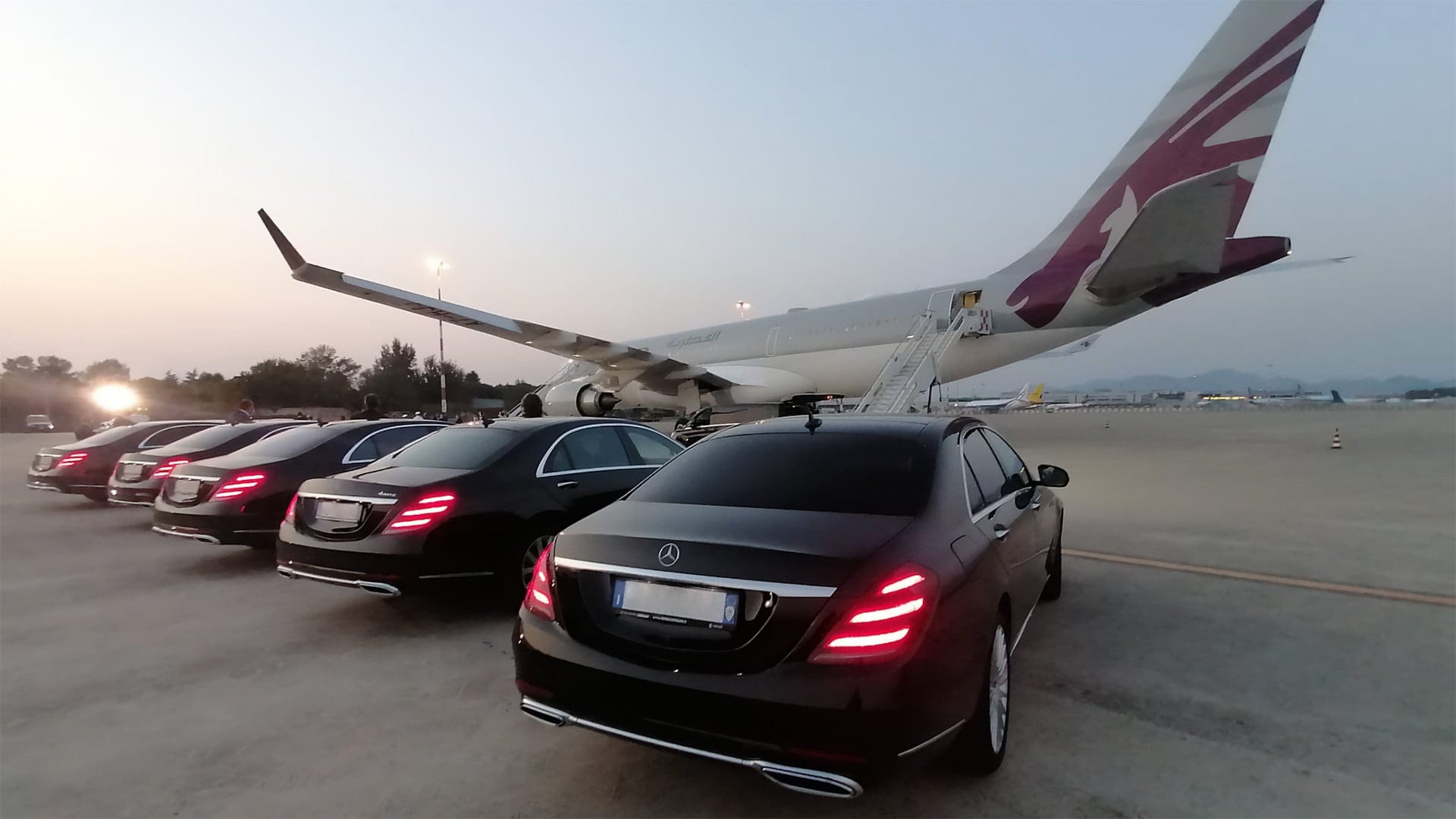 foto di macchina mercedes nera parcheggiata davanti a un edificio moderno