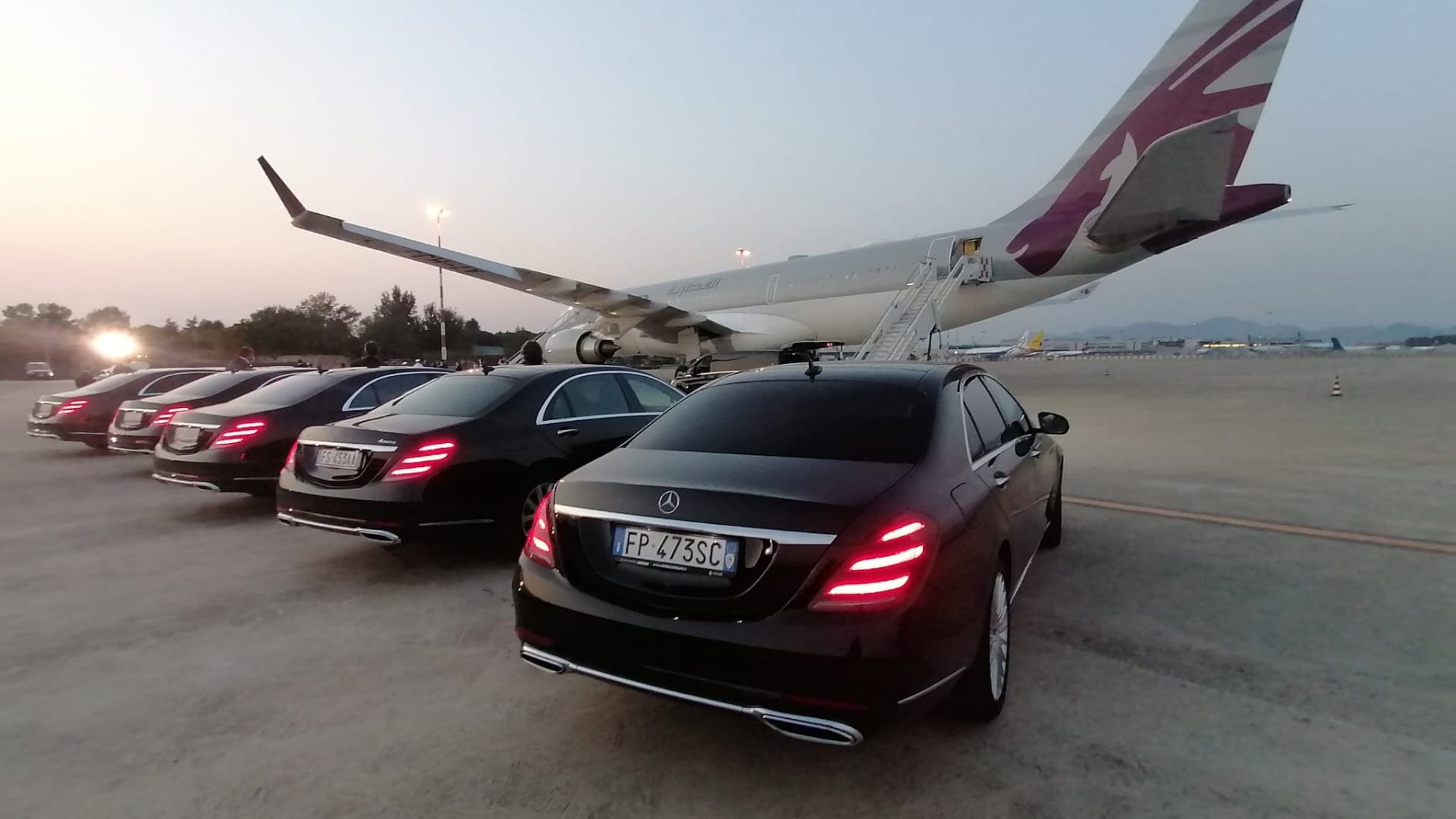 foto di macchina mercedes nera parcheggiata davanti a un edificio moderno